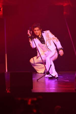 　マイクスタンドを自在に操ってパフォーマンスする新浜レオン