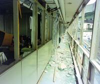 　社屋東側の廊下は壁が崩れ、窓のガラスも粉々になっていた＝１９９５年１月２６日撮影