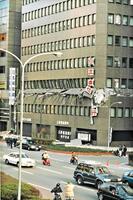 　神戸新聞本社ビルの向かいのビルでは３階が崩れていた