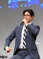 　自身が所有する人型サンドバックの「ボブ」について語る中島裕翔（撮影・伊藤笙子）