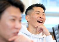 　おたけ（手前）の言葉を聞き笑う太田博久（撮影・吉澤敬太）