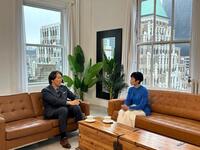 　ニューヨークで松井秀喜氏（左）にインタビューする有働由美子