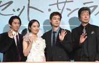 　手を振る（左から）三宅健、井上真央、菅田将暉、中村雅俊（撮影・佐々木彰尚）
