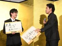 　舞台あいさつを盛り上げる長尾謙杜（左）と大泉洋（撮影・佐々木彰尚）