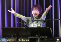 　観客とともに歌う平松愛理