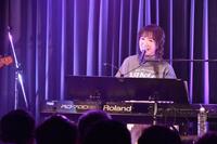 　心を込めて歌い上げる平松愛理