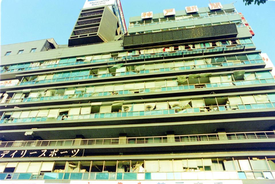 　阪神・淡路大震災で被災、全壊となった神戸新聞・デイリースポーツの社屋＝１９９５年１月２６日撮影