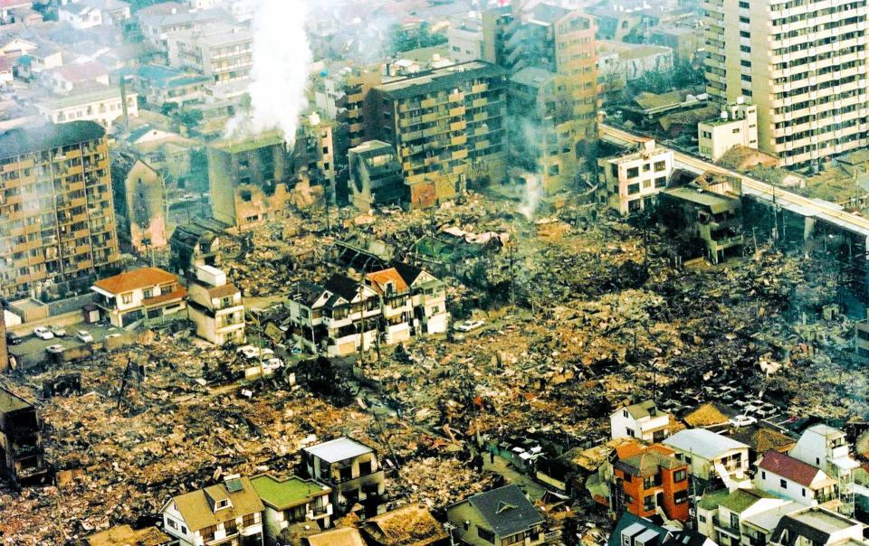 　一夜明けてもビルの中が燃え続ける灘区宮前市場、六甲町の焼け跡