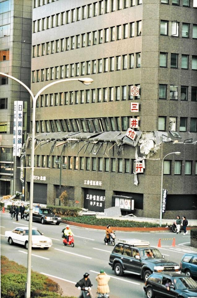 　神戸新聞本社ビルの向かいのビルでは３階が崩れていた