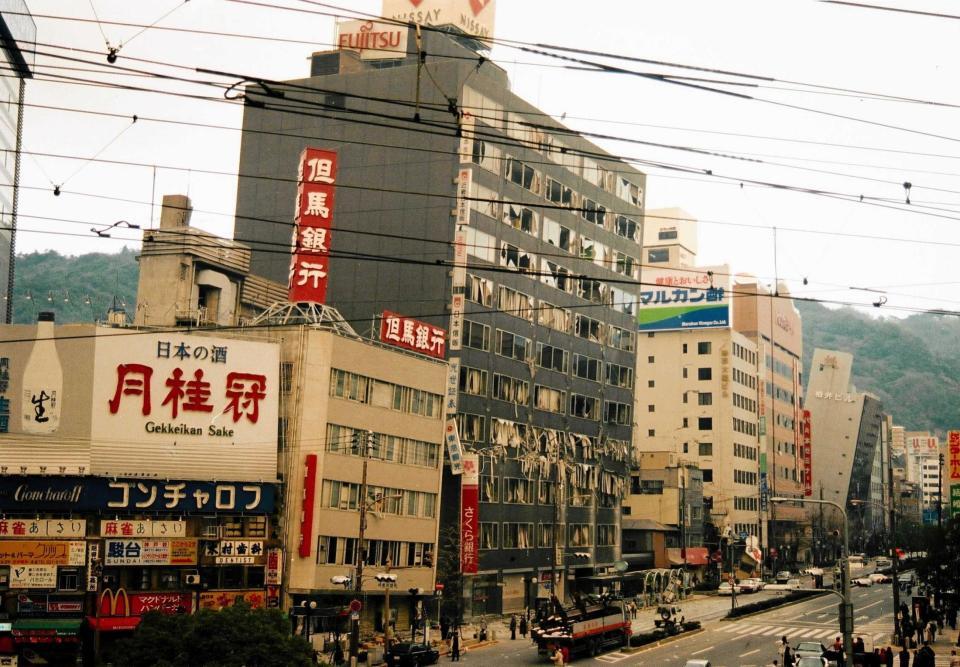 　傾いたり損壊の激しいビルが建ち並ぶ三宮北のビル街。奥は倒れる寸前の柏井ビル