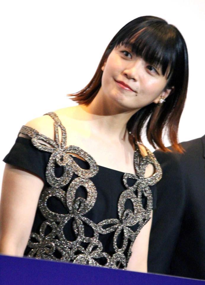 　完成披露上映会に登場した深川麻衣