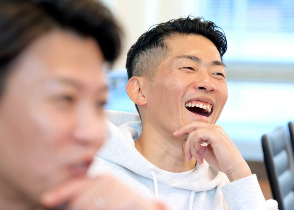 　おたけ（手前）の言葉を聞き笑う太田博久（撮影・吉澤敬太）