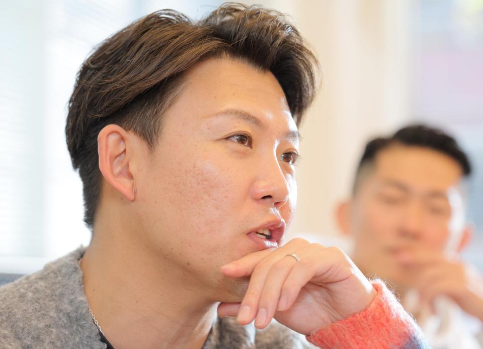 　インタビューに答えるジャングルポケットのおたけ。奥は太田博久（撮影・吉澤敬太）