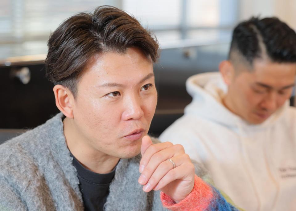 　思いを語るジャングルポケットのおたけ。奥は太田博久（撮影・吉澤敬太）