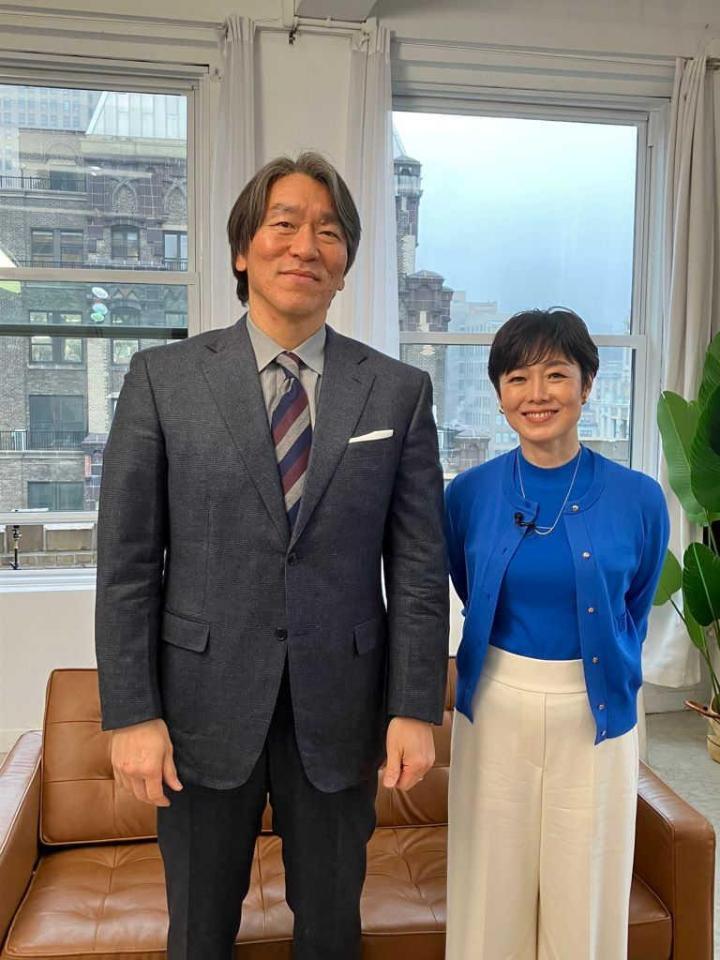 　ニューヨークで対面した松井秀喜氏（左）と有働由美子