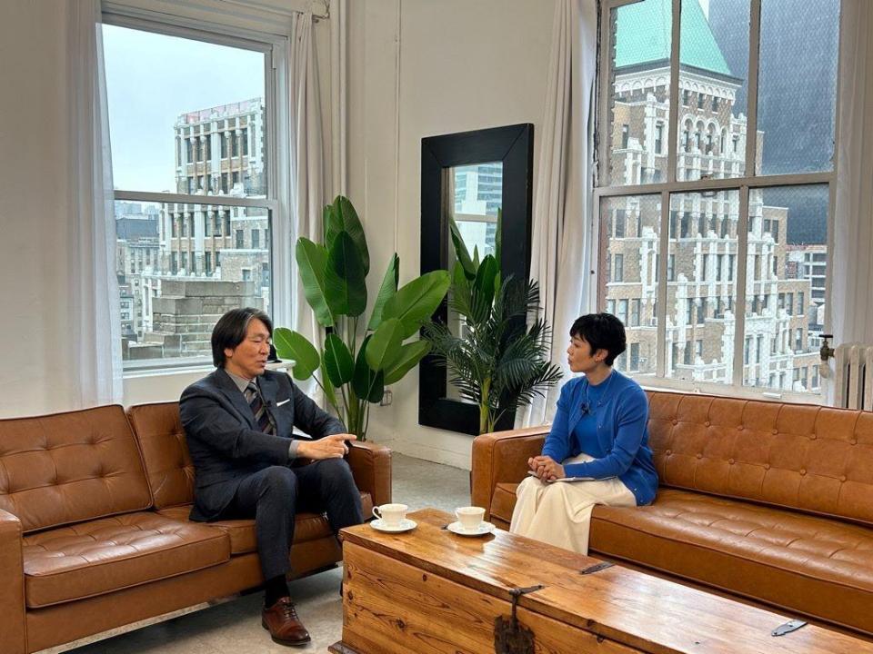 　ニューヨークで松井秀喜氏（左）にインタビューする有働由美子