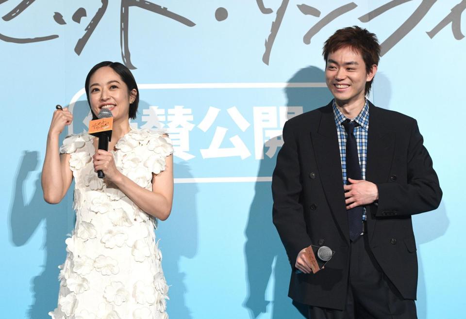 　笑顔を見せる井上真央（左）と菅田将暉（撮影・佐々木彰尚）