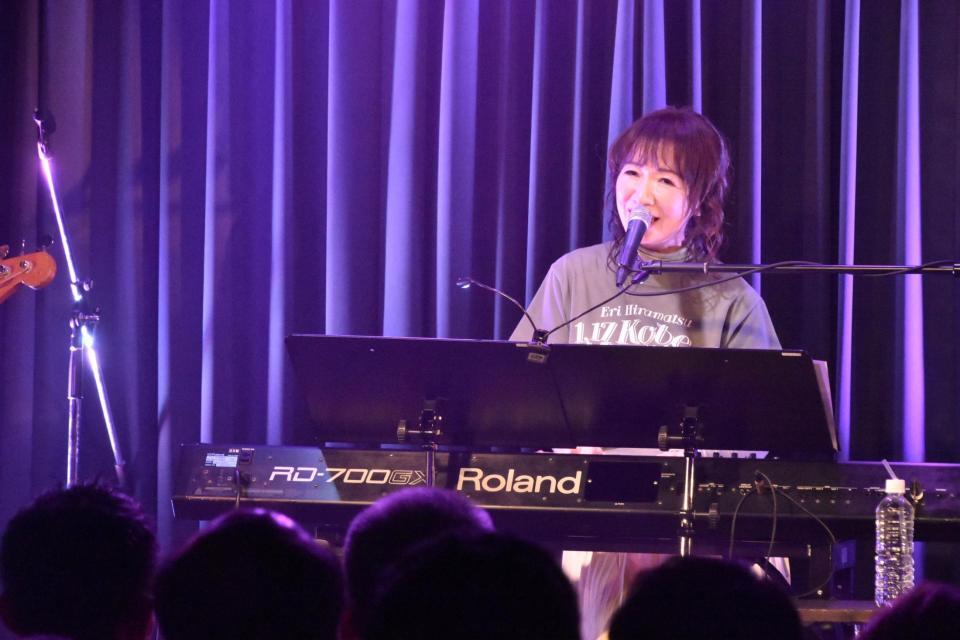 　心を込めて歌い上げる平松愛理