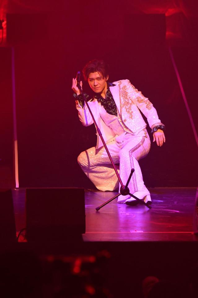 　マイクスタンドを自在に操ってパフォーマンスする新浜レオン