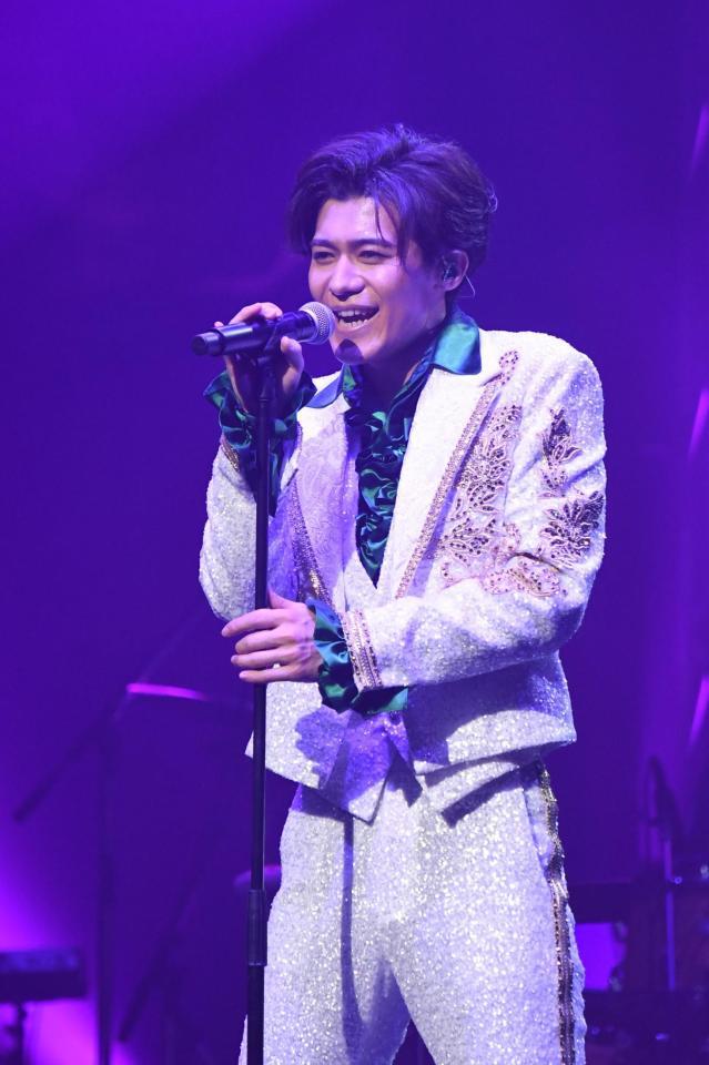 　マイクを握って歌う新浜レオン