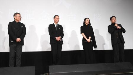 舞台あいさつに登場した（左から）松尾貴史、長塚京三、瀧内公美、松尾諭＝東京・テアトル新宿（撮影・佐々木彰尚）