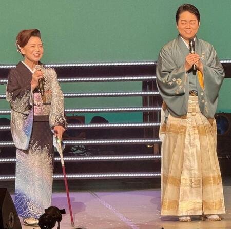 　ステージで共演した三山ひろし（右）と松前ひろ子