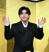 　観客に手を振る長尾謙杜