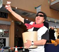 　客席にマシュマロを投げ込むＴ＆ＴのＴＯＳＨＩ君（撮影・中田匡峻）