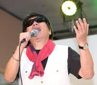 　歌唱するＴ＆ＴのＴＯＳＨＩ君（撮影・中田匡峻）