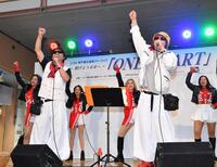 　歌唱するＴ＆ＴのＴＯＳＨＩ君（左）とＴＯＪＩ君（撮影・中田匡峻）