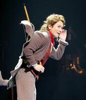 　英国人発明家役を熱演する長野博