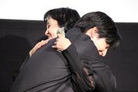 熱い抱擁を交わした坂東龍汰（左）と南果歩