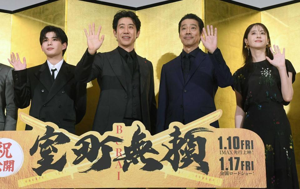 　舞台あいさつに登場した（左から）長尾、大泉洋、堤真一、松本若菜