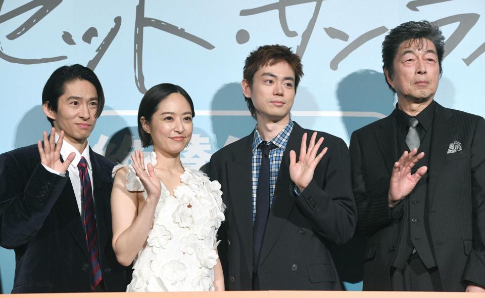 　手を振る（左から）三宅健、井上真央、菅田将暉、中村雅俊（撮影・佐々木彰尚）