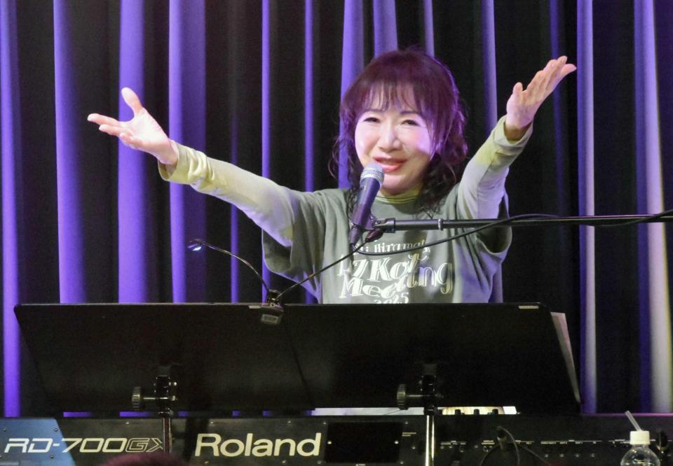 　観客とともに歌う平松愛理