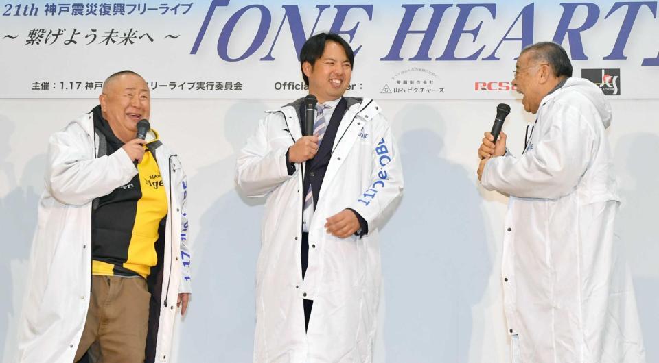 　トークショーで盛り上がる（左から）松村邦洋、井川慶氏、阪神・掛布雅之ＯＢ会長
