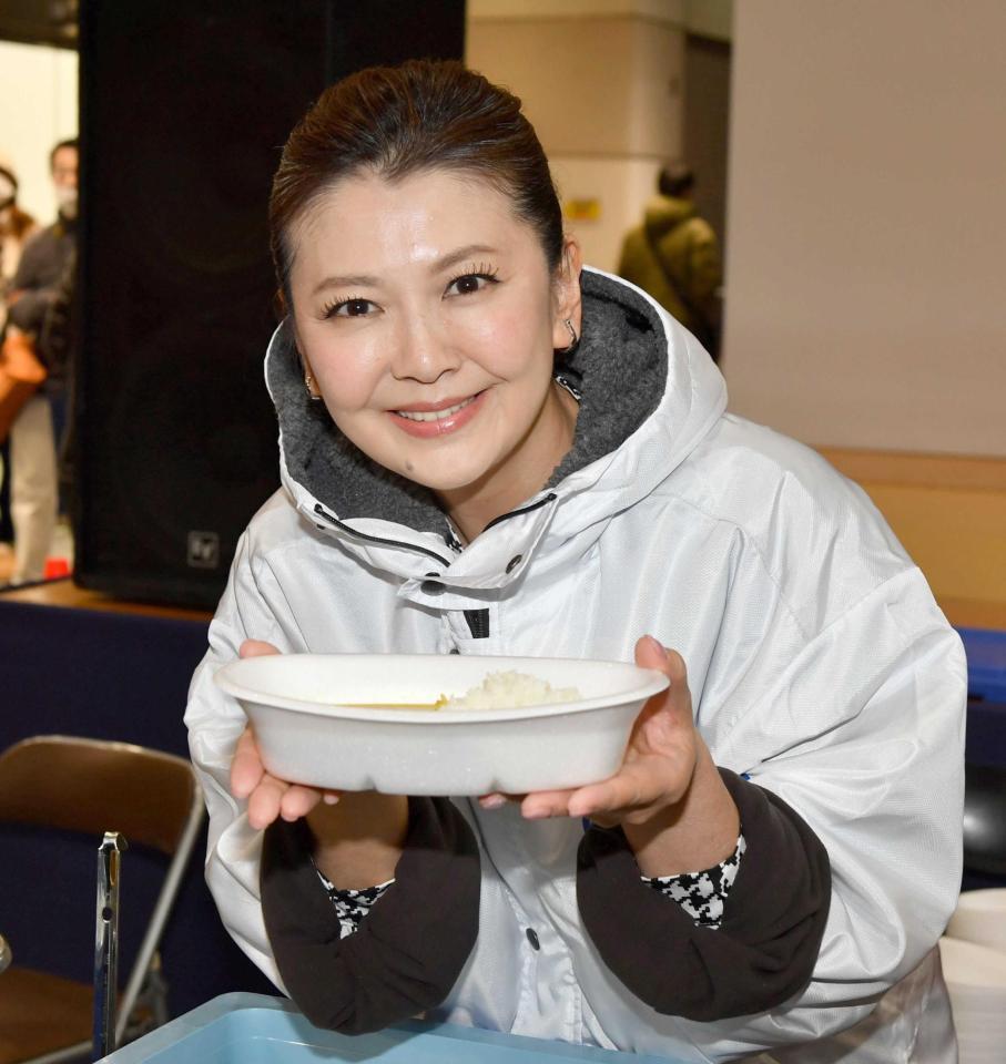 　炊き出しに参加した南野陽子