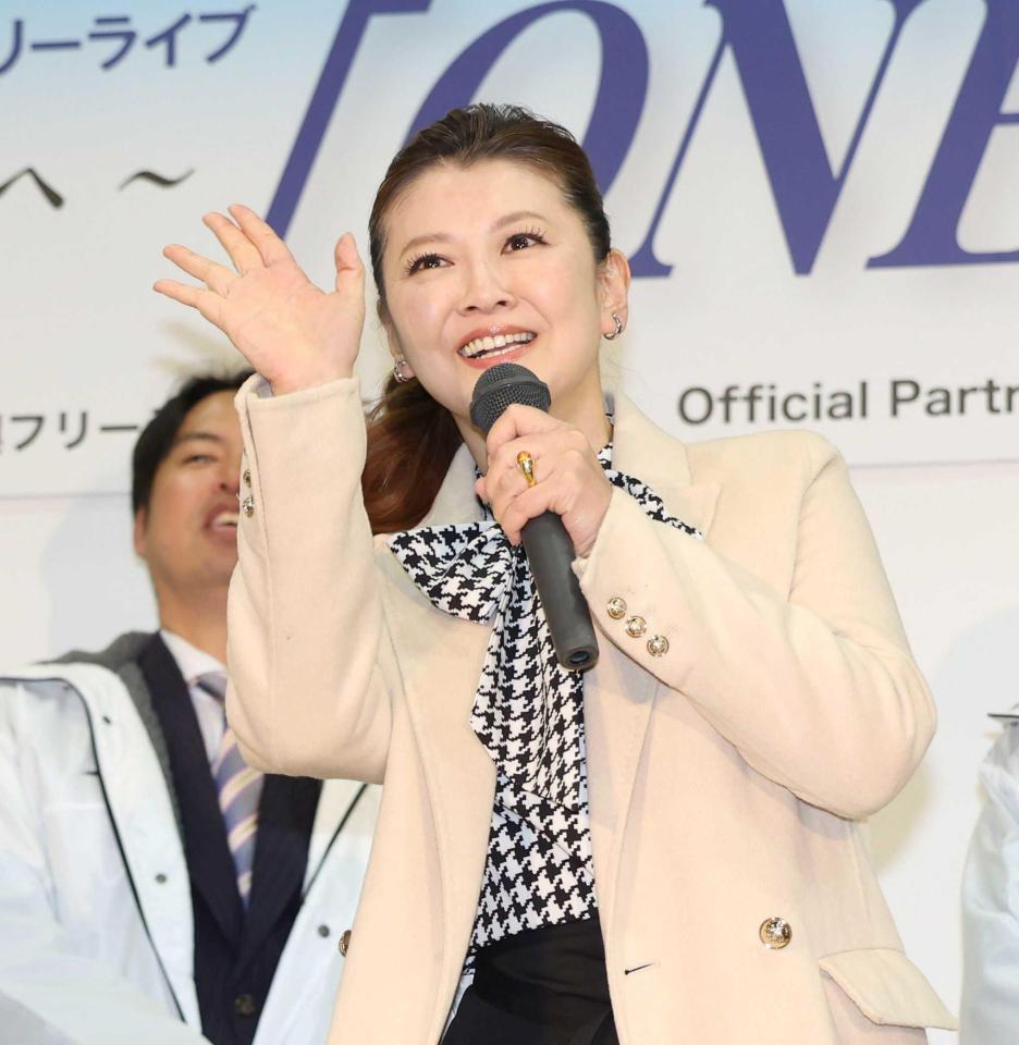 　笑顔で手を振る南野陽子（撮影・中田匡峻）