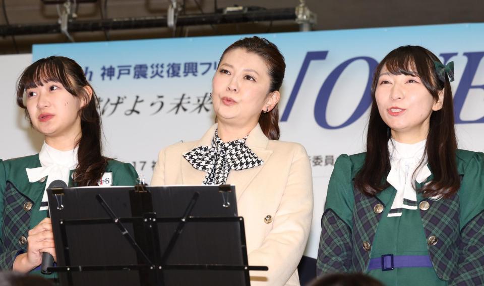 　歌唱する南野陽子（中央）＝撮影・中田匡峻