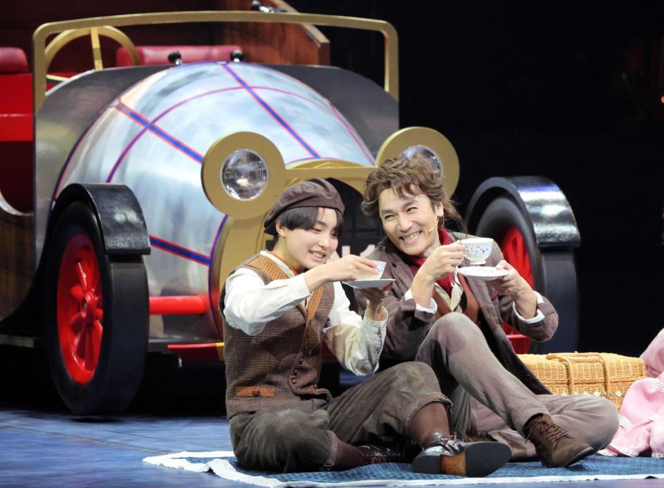 　親子役を演じる長野博（右）と小山十輝（撮影・吉澤敬太）