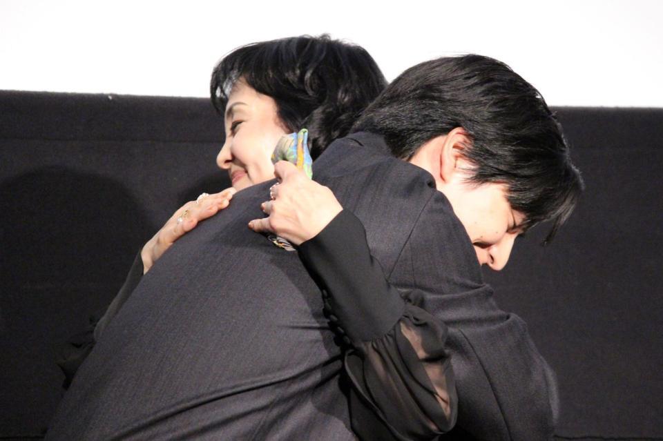 熱い抱擁を交わした坂東龍汰（左）と南果歩