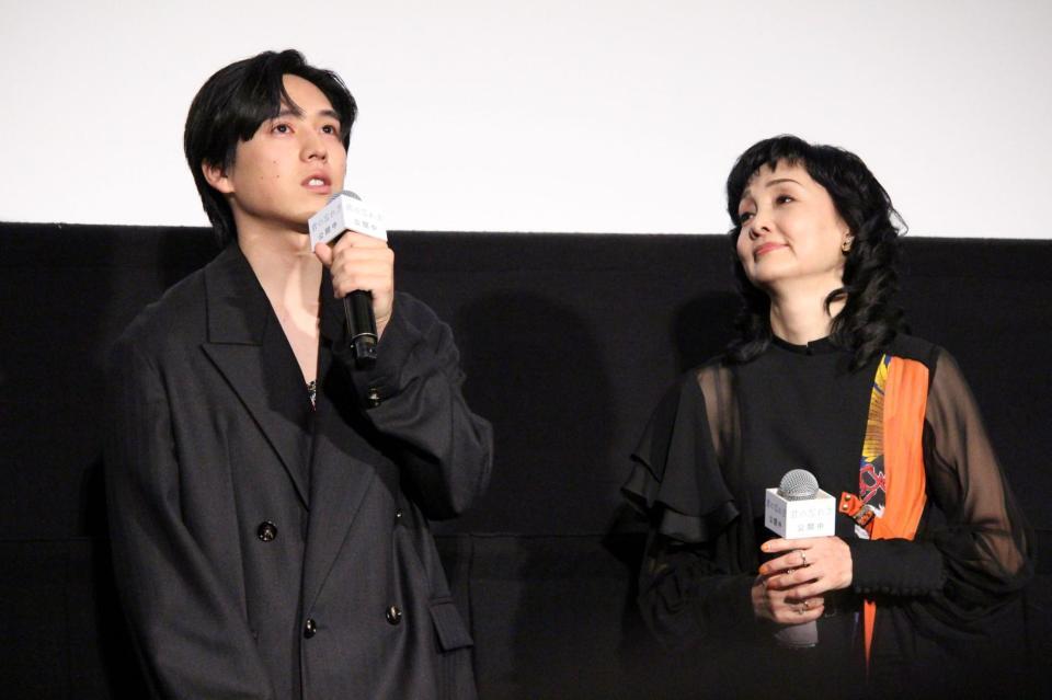 舞台あいさつに登壇した坂東龍汰（左）と南果歩