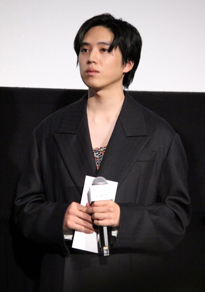 南果歩からの手紙を抱える坂東龍汰