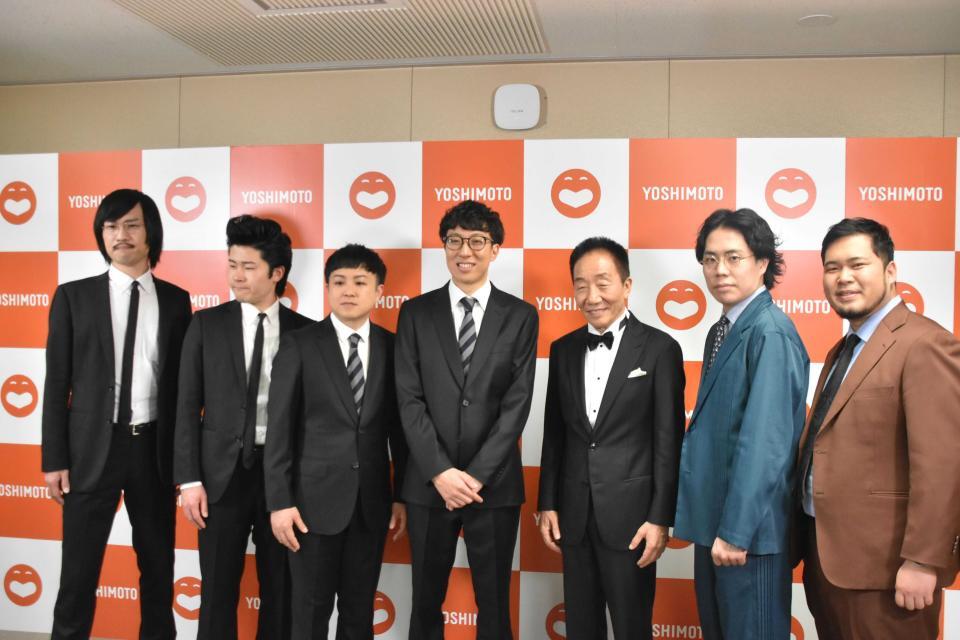 上方漫才協会大賞授賞式を終えて取材に応じた中田カウスら（１３日）