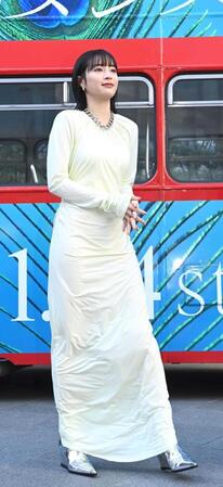 　白のロングドレスで登場した広瀬すず（撮影・園田高夫）