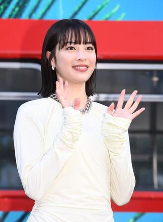 笑顔で手を振る広瀬すず（撮影・園田高夫）