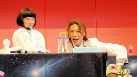 実験を行う（左から）市岡元気、永尾柚乃