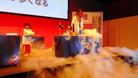 　実験を行う（左から）永尾柚乃、市岡元気