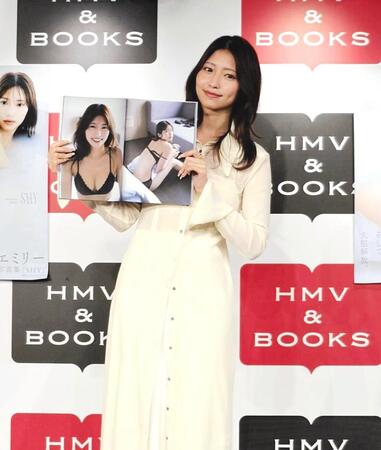 　お気に入りのページを見せる山下エミリー