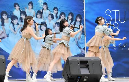 　ニューシングルで初のセンターを務めるＳＴＵ４８・曽川咲葵（中央）＝撮影・開出牧